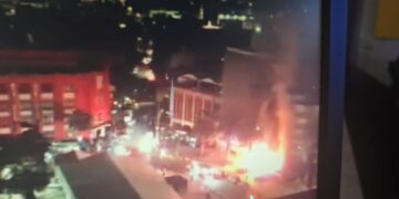 Explosión e incendio consumen restaurante cerca del Monumento a la Revolución en CDMX