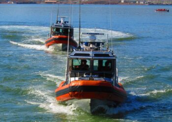 Marina rescata embarcación con 28 jóvenes en altamar frente a Sinaloa; la mayoría son menores de edad