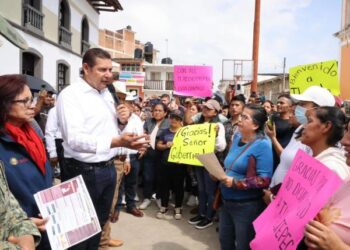 Gobernador Armenta se reúne con damnificados de la región de Tlacuilotepec