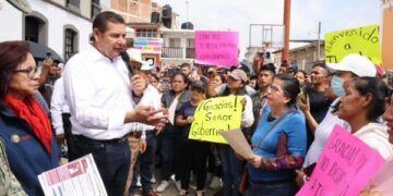 Gobernador Armenta se reúne con damnificados de la región de Tlacuilotepec
