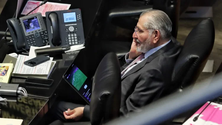 Adán Augusto es sorprendido viendo la Champions en plena comparecencia del Senado