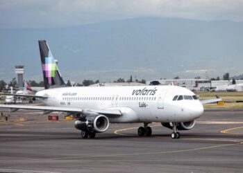AFAC avala uso de tripulación extranjera en Volaris; pilotos denuncian riesgo a la soberanía aérea