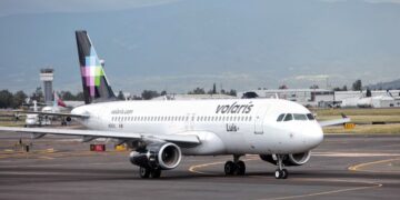 AFAC avala uso de tripulación extranjera en Volaris; pilotos denuncian riesgo a la soberanía aérea
