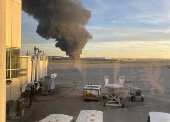 Avión de carga de UPS se estrella en Louisville, Kentucky; autoridades confirman heridos