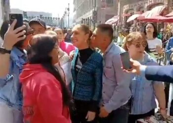 Hombre acosa a Claudia Sheinbaum durante recorrido en el Centro Histórico; colectivos exigen sanciones