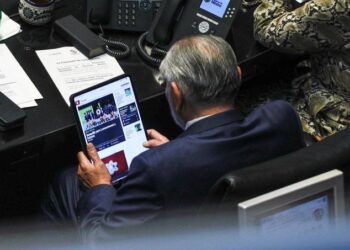 Censuran a fotógrafos en el Senado tras captar a Adán Augusto viendo noticias deportivas