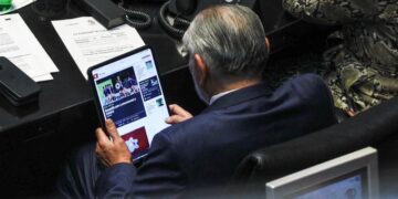 Censuran a fotógrafos en el Senado tras captar a Adán Augusto viendo noticias deportivas