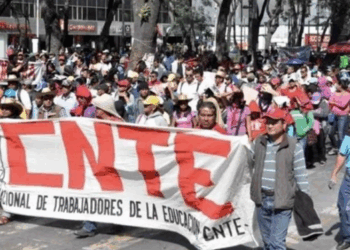 CNTE reanuda protestas, derriba vallas en el Centro y se instala en plantón frente a Diputados