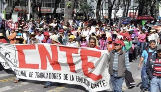 CNTE reanuda protestas, derriba vallas en el Centro y se instala en plantón frente a Diputados