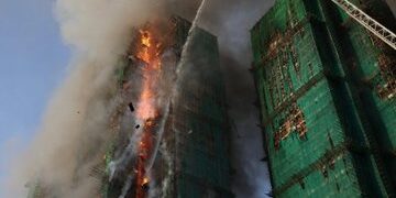 Hong Kong suma nuevas detenciones por el incendio de Wang Fuk Court y revisa el uso de andamios de bambú