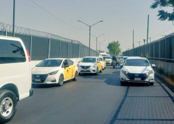 Taxistas del AICM denuncian cierre de módulos y exigen condiciones equitativas en la Terminal 2