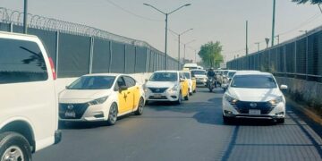 Taxistas del AICM denuncian cierre de módulos y exigen condiciones equitativas en la Terminal 2