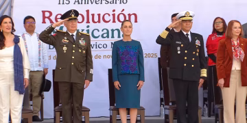 Sheinbaum encabeza desfile del 20 de noviembre y llama a mantener la paz