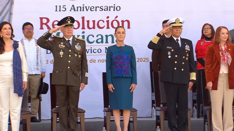 Sheinbaum encabeza desfile del 20 de noviembre y llama a mantener la paz