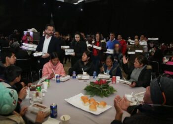 En unión y armonía, Gobierno de Puebla ofrece cenas navideñas a familias