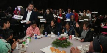En unión y armonía, Gobierno de Puebla ofrece cenas navideñas a familias