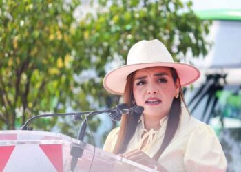 Presunto halcón se infiltra en evento de Grecia Quiroz y escapa tras ser detectado por la Semar