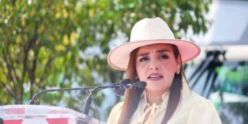 Presunto halcón se infiltra en evento de Grecia Quiroz y escapa tras ser detectado por la Semar