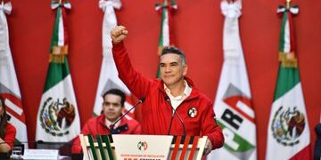 Alejandro Moreno denuncia “acoso del gobierno” y advierte que permanecerá en México