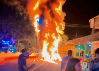 Protesta en Jonacatepec tras atropellamiento por patrulla: queman árbol de Navidad y exigen justicia