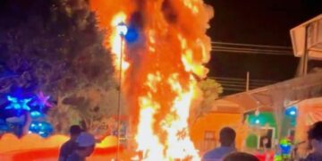 Protesta en Jonacatepec tras atropellamiento por patrulla: queman árbol de Navidad y exigen justicia