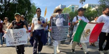 Jóvenes de la Generación Z marchan en silencio en CDMX para exigir paz y ser escuchados