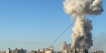 Israel bombardea ciudad de Gaza en plena tregua y señala a líder de Hamás como objetivo