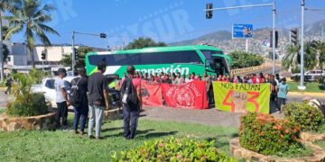 Normalistas de Ayotzinapa se movilizan en Acapulco y reclaman avances por los 43