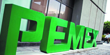 Pemex reduce su deuda y mejora su perfil crediticio, informa Hacienda
