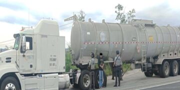 Golpe al huachicol en Nuevo Laredo: aseguran 30 mil litros de combustible y hay un detenido