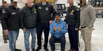 Maduro aterriza esposado en Nueva York y queda bajo custodia federal