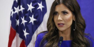 Trump cierra filas con Kristi Noem tras muertes en Minneapolis y promete indagatoria a fondo