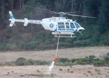 Gobernador Armenta sobrevuela incendio en Sierra Negra poblana; está controlado en 70%