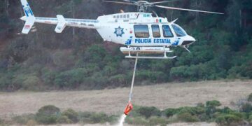 Gobernador Armenta sobrevuela incendio en Sierra Negra poblana; está controlado en 70%