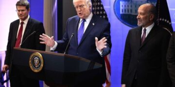 Trump impone arancel global de 10%, pero excluye productos del T-MEC