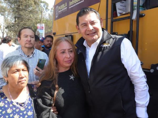 Tras 30 años de abandono, gobierno estatal pavimenta 105 calles al norte de Puebla