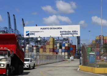 Panamá asume control de puertos estratégicos del canal tras anular concesión a Hutchison