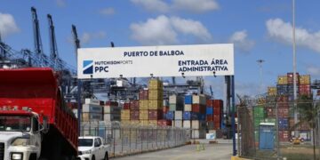 Panamá asume control de puertos estratégicos del canal tras anular concesión a Hutchison