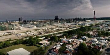 Refinería Dos Bocas mantiene a escuelas en condiciones de alto riesgo