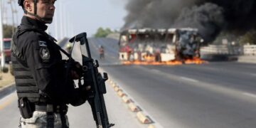 Violencia tras abatimiento de “El Mencho” impacta comercios, vuelos y servicios en al menos 20 estados
