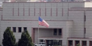 EE.UU. retira personal no esencial de su embajada en Beirut ante riesgo de conflicto regional