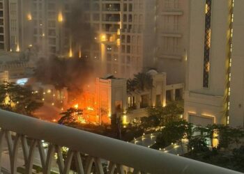Incendio en hotel de Dubái y cierre aéreo en el Golfo tras ofensiva iraní