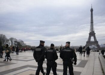 Amenazas de bomba activan desalojos preventivos en puntos clave de París