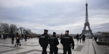 Amenazas de bomba activan desalojos preventivos en puntos clave de París