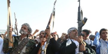 Hutíes irrumpen en la guerra: ataque a Israel y alarma por ofensivas nucleares en Irán