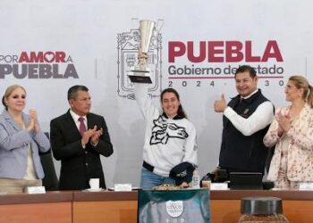 Talento deportivo fortalece a Puebla: Alejandro Armenta Mier distingue a piloto poblana