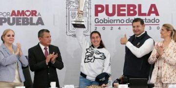 Talento deportivo fortalece a Puebla: Alejandro Armenta Mier distingue a piloto poblana