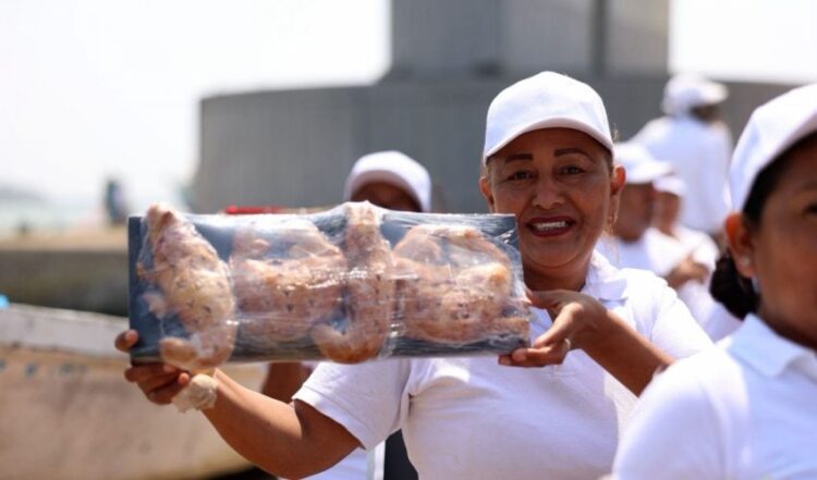 Américo y María de Villarreal reconocen la historia y el trabajo de las despicadoras de Tamaulipas