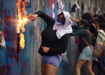 Diez detenidos por daños a edificio público y robo durante marcha del Día de la Mujer en CDMX