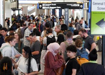 Trump plantea usar agentes de ICE en aeropuertos ante colapso por falta de personal